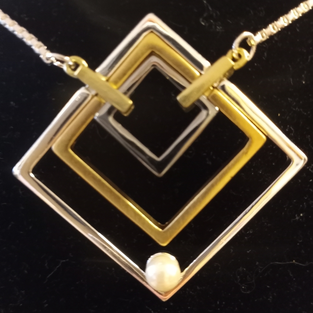 Vantel Pearls Echo Necklace